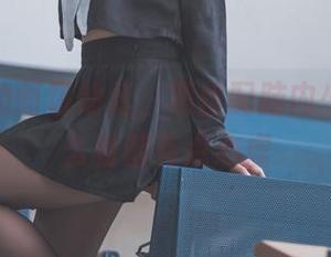 原图下的面饼仙儿，黑丝配脑内少女，怎么看都有点心虚