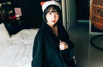 在韩国孙乐乐的泳池里，水不止是水，图来下载时请小心滑倒哦！