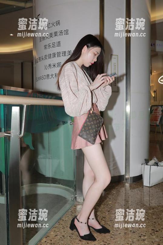 魔镜街拍 - 楼楼的白色连衣裙：图集里藏着哪些不为人知的小细节？