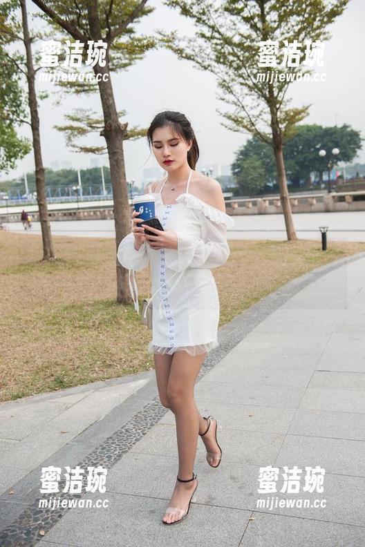 魔镜街拍-艾小青 魔镜街拍 - 艾小青的旗袍街拍,定制要不要这么走心,你的微表情都能算进来呢?