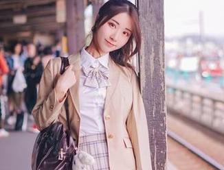 海岛野游还是“红色肚兜秀”？黑川的照片让你质疑人生！