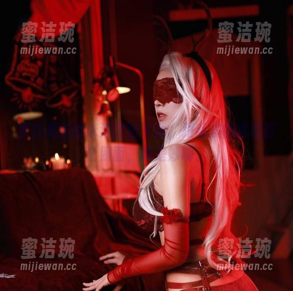 黑白御猫 黑白御猫的泳池图包下载,跟毛发的水花打个照面,真是妙啊。